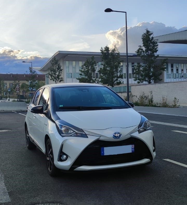 Location Toyota Yaris a Paris avec PRET2GO